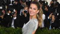 Sexy Backless, Lekukan Indah Tubuh Gisele Bundchen