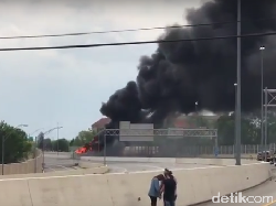 Lawan Arah, Mobil Tabrak Truk BBM dan Meledak