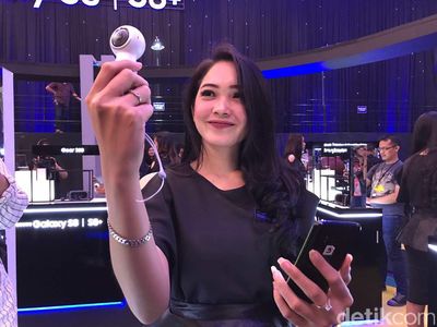 Aksi Si Cantik dan Galaxy S8