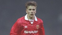 Beckham melakukan debutnya untuk Manchester United pada September 1992 dalam pertandingan Piala Liga Inggris melawan Brighton & Hove Albion. Namanya mulai mencuri perhatian dunia setelah ia mencetak gol dari tengah lapangan ke gawang Wimbledon pada Agustus 1996. Foto: Shaun Botterill/Allsport
