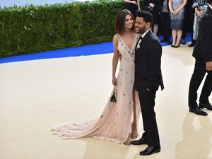 Selena Gomez Pakai Lingerie Saat Kencan dengan The Weeknd