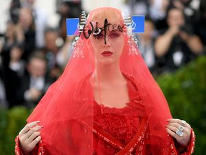 Pakai Gaun Desainer Antisemitisme, Katy Perry Picu Kontroversi