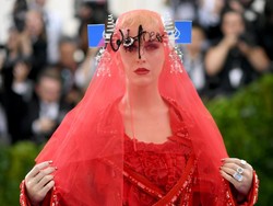 Pakai Gaun Desainer Antisemitisme, Katy Perry Picu Kontroversi