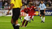 Di Piala Dunia 2002, Beckham menjadi pahlawan kemenangan Inggris atas Argentina di fase grup. Ia mencetak gol lewat titik penalti untuk memberi Inggris kemenangan 1-0. Gol tersebut sekaligus jadi penebusan Beckham untuk kartu merahnya di Piala Dunia 1998. Foto: Getty Images/Ross Kinnaird