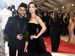 Foto: Adu Mesra Selena Gomez dan Bella Hadid Saat Bersama The Weeknd