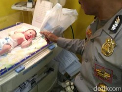 Sesosok Bayi Laki-laki Ditemukan Warga di Pinggir Jalan Desa