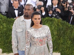 Hadiah Romantis Kanye West Untuk Kim Kardashian Rayakan Anniversary
