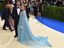 Jennifer Lopez Gandeng Pacar Baru di Met Gala 2017