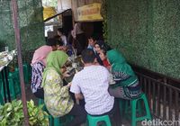 Warung Teteh : Nikmatnya Rame-rame Menyantap Nasi Liwet Khas Sunda Beralas Daun