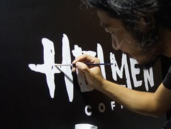 Lugu Gumilar: Berkarya dengan Ampas Kopi Lebih Alami