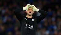 Jika Cech tak bisa didapatkan, nama Kasper Schmeichel muncul sebagai incaran Chelsea. Penjaga gawang Leicester City itu dirasa tepat mengisi posisi kiper sementara sampai Chelsea bisa mendatangkan kiper top lagi. (Foto: Clive Rose/Getty Images)