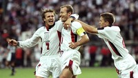 Di tim nasional Inggris, setelah debut pada 1996, Beckham kemudian jadi bagian dari skuat yang tampil di Piala Dunia 1998. Di turnamen itu pula, ia mencetak gol perdananya untuk Inggris dalam laga melawan Kolombia lewat sebuah tendangan bebas. Tapi perjalanan Beckham tercoreng dengan kartu merah yang ia dapat di laga melawan Argentina di babak 16 besar. Foto: Ross Kinnaird /Allsport