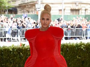 Foto: Berkostum Merah, Istri Pharrell Dibilang Mirip Teletubbies