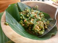 Warung Teteh : Nikmatnya Rame-rame Menyantap Nasi Liwet Khas Sunda Beralas Daun