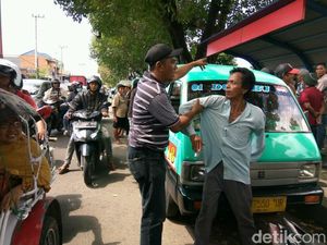 Tolak Transportasi Online, Sopir Angkot Mogok di Terminal Purabaya