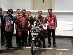 Sopir Angkot, Kuli, dan Tukang Tambal Ban Genjot Minat Baca