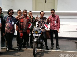 Sopir Angkot, Kuli, dan Tukang Tambal Ban Genjot Minat Baca
