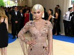 Foto: Kylie Jenner sampai Nicki Minaj, 10 Seleb Bergaun Seksi di Met Gala
