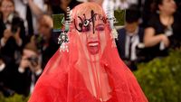 Katy Perry Tampil Merah Artistik