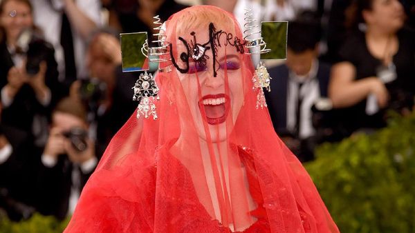 Katy Perry Tampil Merah Artistik