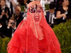 Katy Perry Tampil Merah Artistik