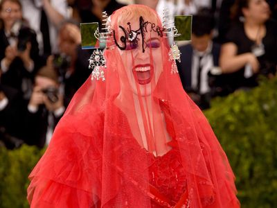 Katy Perry Tampil Merah Artistik