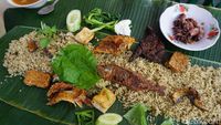 Enaknya Makan Siang Ramai-ramai Menyantap Nasi Liwet Sundaan Di Sini