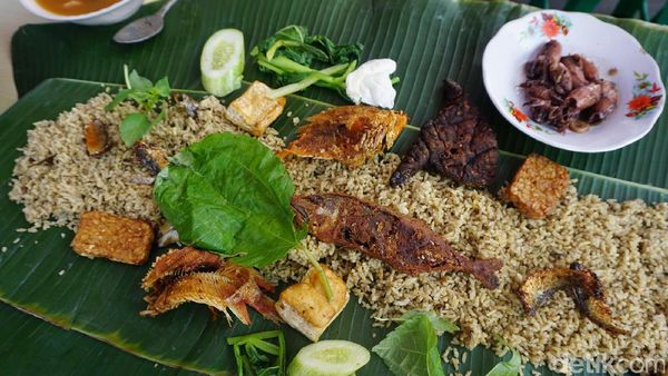 Enaknya Makan Siang Ramai-ramai Menyantap Nasi Liwet Sundaan Di Sini