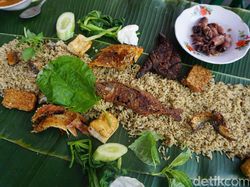 Enaknya Makan Siang Ramai-ramai Menyantap Nasi Liwet Sundaan Di Sini