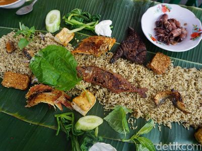 Enaknya Makan Siang Ramai-ramai Menyantap Nasi Liwet Sundaan Di Sini