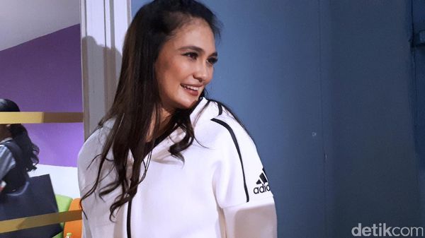 Luna Maya Tampil Flawless