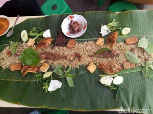 Menyantap Liwet dengan Cumi dan Ikan Nila Goreng di Warung Teteh Menyantap Liwet dengan Cumi dan Ikan Nila Goreng di Warung Teteh