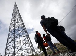 Menembus Hutan demi Sinyal di Perbatasan