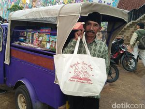 Si Kinong dan Perpustakaan Bemo Miliknya