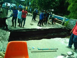 Jembatan Kali Krukut Depok Amblas, Lalu Lintas Macet