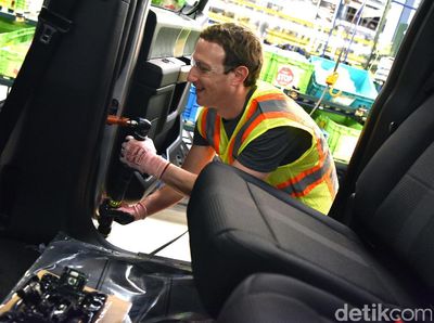 Mark Zuckerberg Jadi Pekerja di Pabrik Mobil