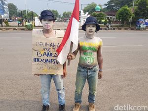 Hardiknas, 6 Mahasiswa Serang Jalan Kaki 21 Km Suarakan Kelas Rusak