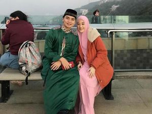 Adem, Kemesraan Putra Ustad Arifin Ilham dan Istri Mualafnya