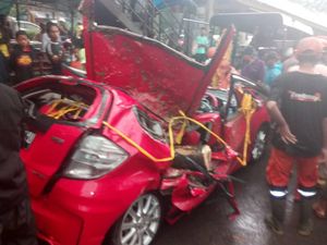 Begini Penampakan Evakuasi Mobil yang Tertimpa Pohon di Dekat UI