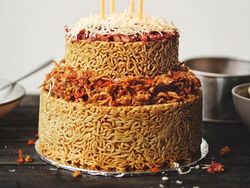 Uniknya Kreasi Kue Ulang Tahun hingga Tumpeng Berbahan Mie Instan