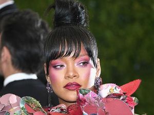 Pamer Bibir Seksi, Tutorial Rihanna Pakai Lipstik Merah Jadi Viral