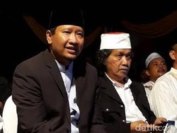 May Day, Puluhan Ribu Buruh Begadang Bareng Cak Nun di Pandaan