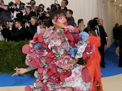 Gaya Unik Rihanna Kenakan Gaun 3D di Met Gala 2017