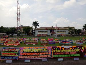 Mirip Wisata Bunga Ahok, Mapolda Sumsel Dibanjiri Karangan Bunga