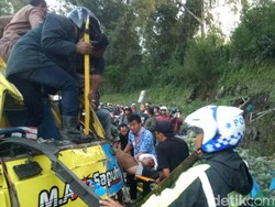 Truk Muatan Nanas Tabrak Tebing di Ciloto, Satu Penumpang Tewas
