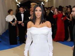 Foto: Jarang Terjadi, Kim Kardashian Bergaun Simpel di Karpet Merah