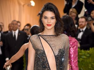Kendall Jenner Pakai Gaun Seksi, Rapper Ini Sentuh Bokongnya
