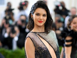 Penampilan Berisiko Kendall Jenner Hampir Tanpa Busana
