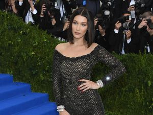 Halle Berry Vs Bella Hadid Pakai Jumpsuit Menerawang, Siapa Lebih Seksi?