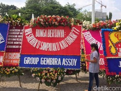 Muncul Bunga Bertanya di Balai Kota: Apa Salahku Sampai Kau Bakar?